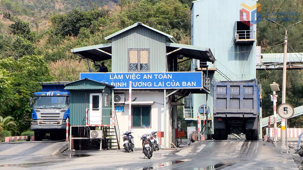Hoạt động giao nhận than được giám sát tập trung, đảm bảo chính xác và minh bạch.