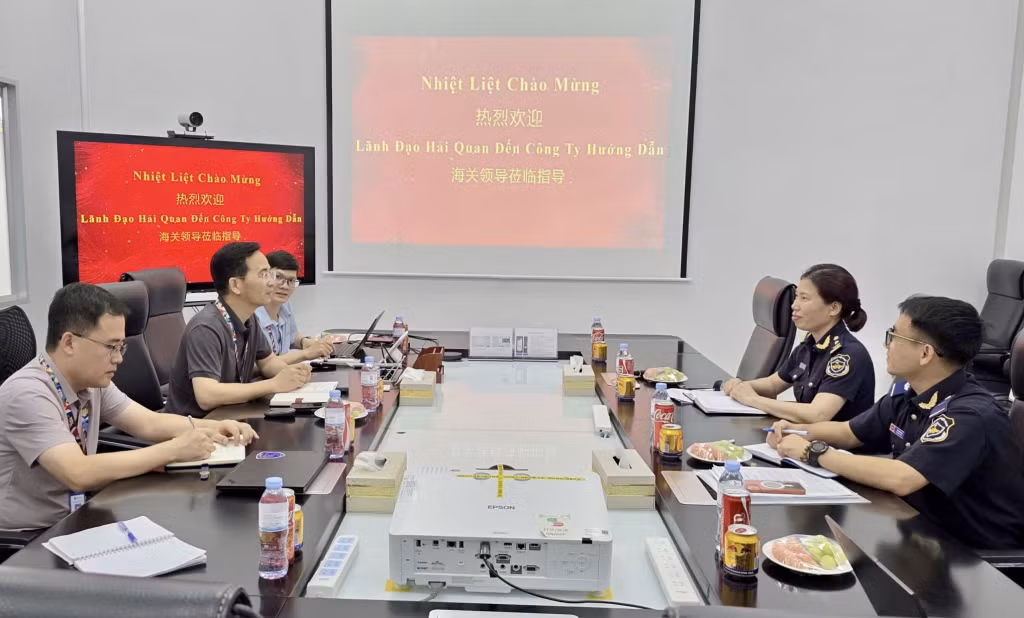 Đoàn công tác của Phòng Quản lý rủi ro của Chi cục Hải quan khu vực VIII hỗ trợ doanh nghiệp tuân thủ pháp luật hải quan. Ảnh: Chi cục Hải quan khu vực VIII cung cấp