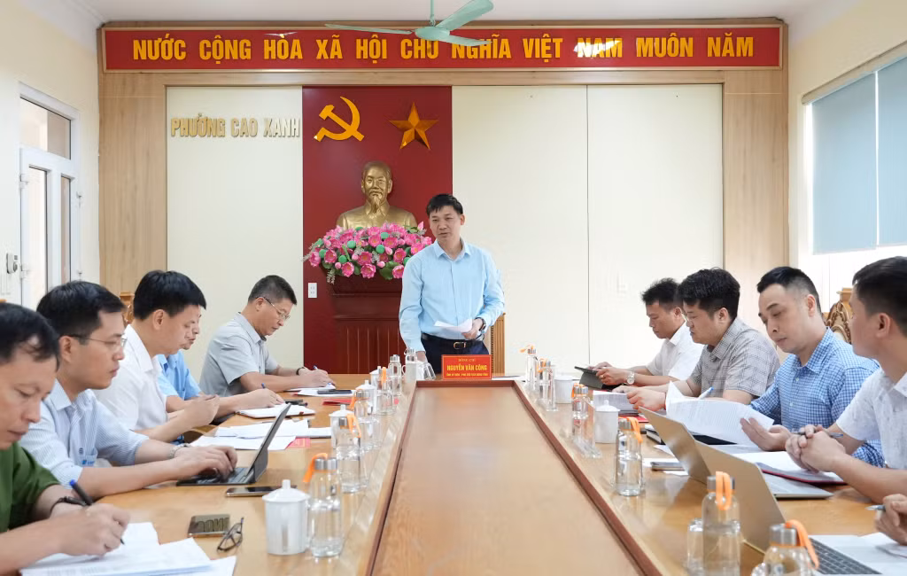 Đồng chí Nguyễn Văn Công, Phó Chủ tịch UBND tỉnh phát biểu tại buổi làm việc với phường Cao Xanh.