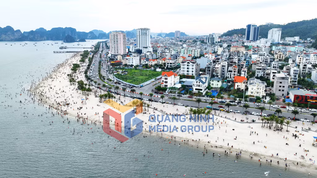 Bãi tắm Hòn Gai thuộc phường Hạ Long (5-2026). Ảnh: PV