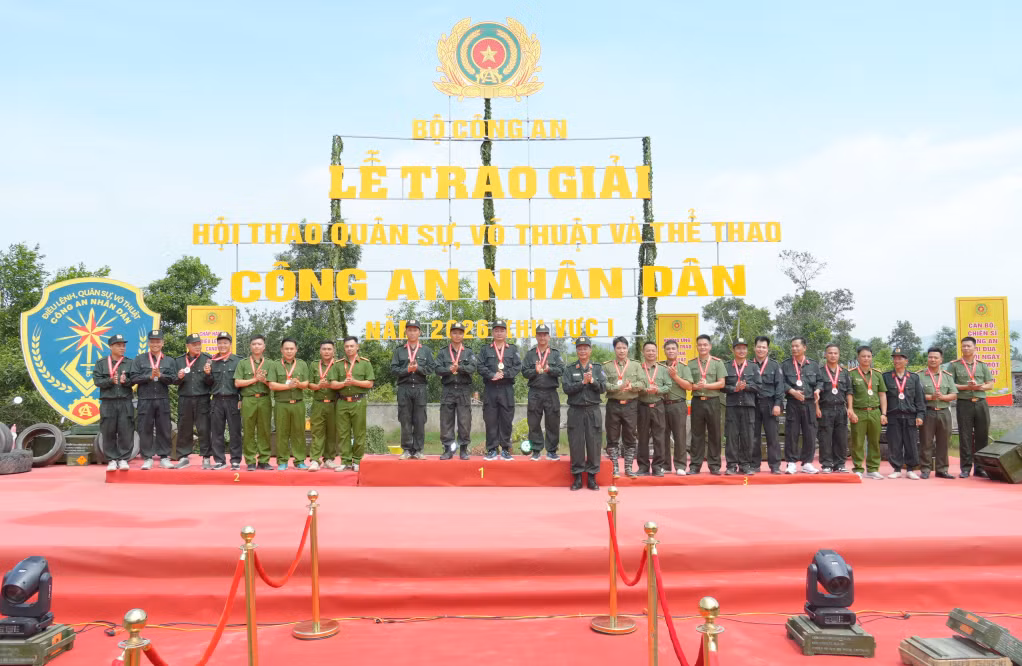 Ban Tổ chức trao các giải nhất, nhì, ba cho các đội tuyển đạt thành tích cao ở nội dung đồng đội nam.