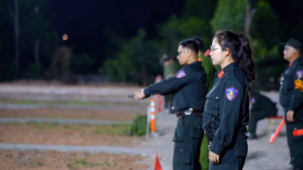 Đội tuyển Bắn súng Công an tỉnh Quảng Ninh thi đấu tại vòng bán kết nội dung súng ngắn bắn đĩa đêm.