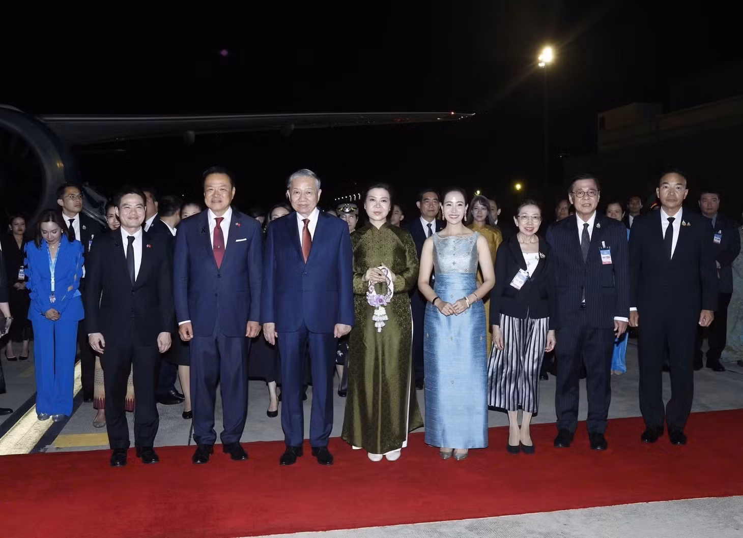 Thủ tướng Anutin Charnvirakul và Phu nhân cùng nhiều quan chức Chính phủ Hoàng gia Thái Lan ra sân bay quốc tế Don Mueng tiễn Tổng Bí thư, Chủ tịch nước Tô Lâm và Phu nhân. Ảnh: Thống Nhất – TTXVN