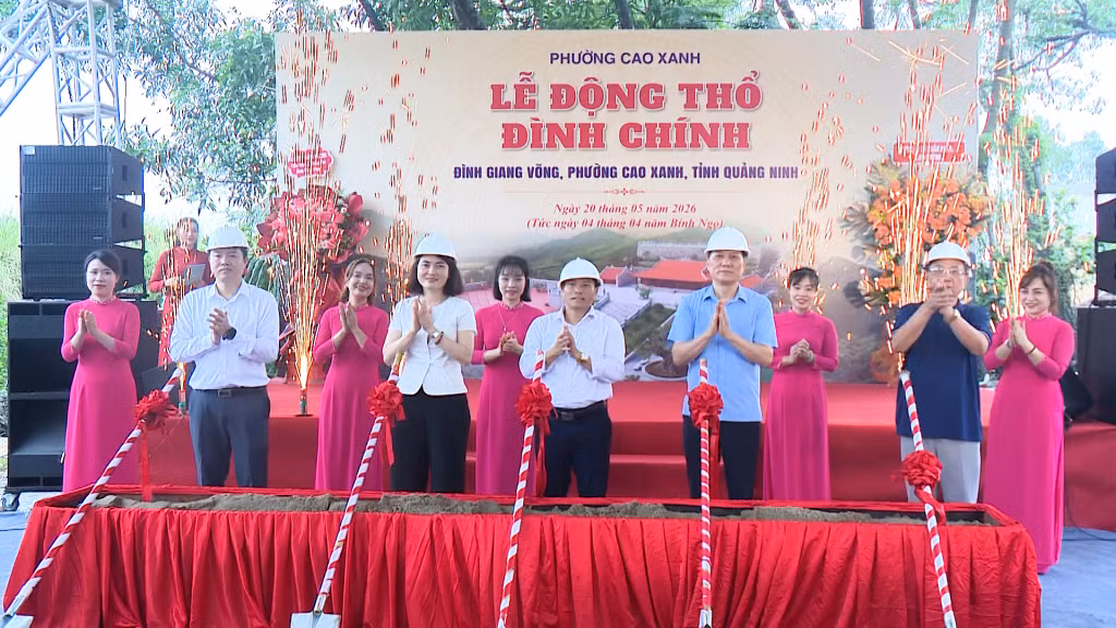 Các đại biểu thực hiện nghi thức động thổ.