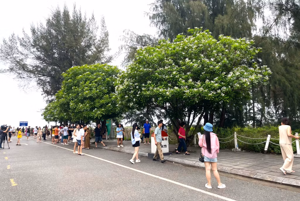 Rất đông du khách đến tham quan, chụp ảnh tại mũi Sa Vỹ. 