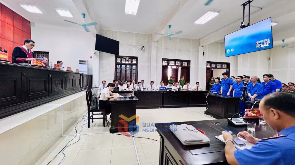 Quang cảnh phiên tòa chiều 15/5.