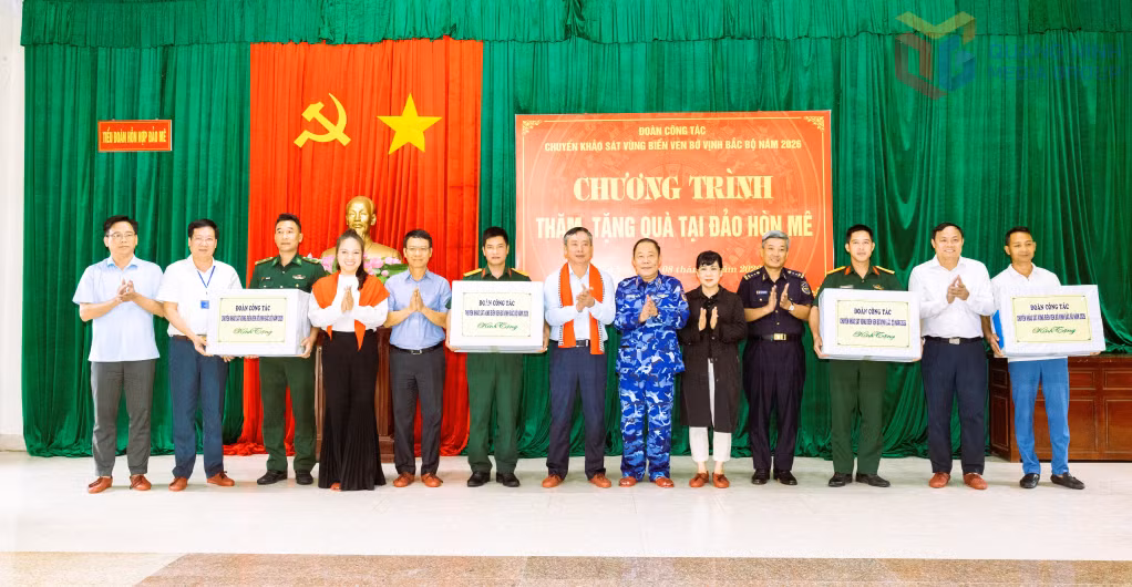 Đoàn công tác tặng quà các lực lượng vũ trang đóng quân trên đảo Hòn Mê (tỉnh Thanh Hóa).