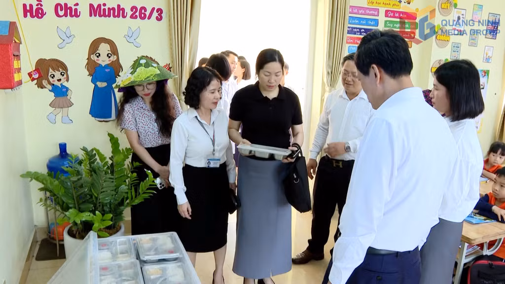  Đoàn kiểm tra liên ngành về an toàn thực phẩm số 3 của tỉnh kiểm tra việc cung cấp suất ăn bán trú tại Trường Tiểu học Hoàng Quế.