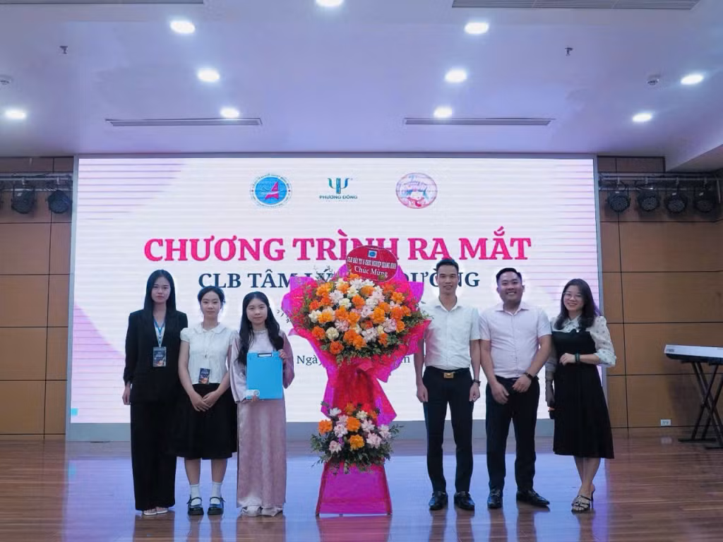 Lãnh đạo CLB Đầu tư và khởi nghiệp tỉnh tặng hoa chúc mừng Ban Điều hành CLB Tâm lý học đường Quảng Ninh.