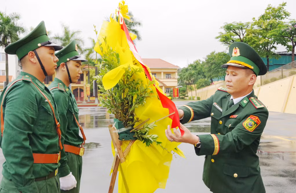 Đại tá Nguyễn Quang Hòa, Chỉ huy trưởng Ban Chỉ huy BĐBP tỉnh chỉnh hoa trước tượng đài “Bác Hồ với chiến sĩ Biên phòng”