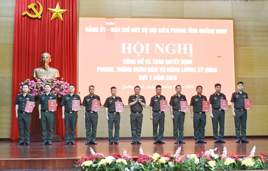Đại tá Nguyễn Quang Hòa, Chỉ huy trưởng BĐBP tỉnh trao quyết định nâng lương, thăng quân hàm cho các đồng chí sĩ quan.