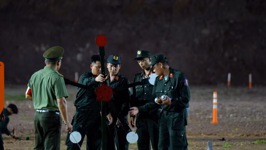 Tổ phục vụ kiểm tra kỹ lưỡng trước khi báo bia.