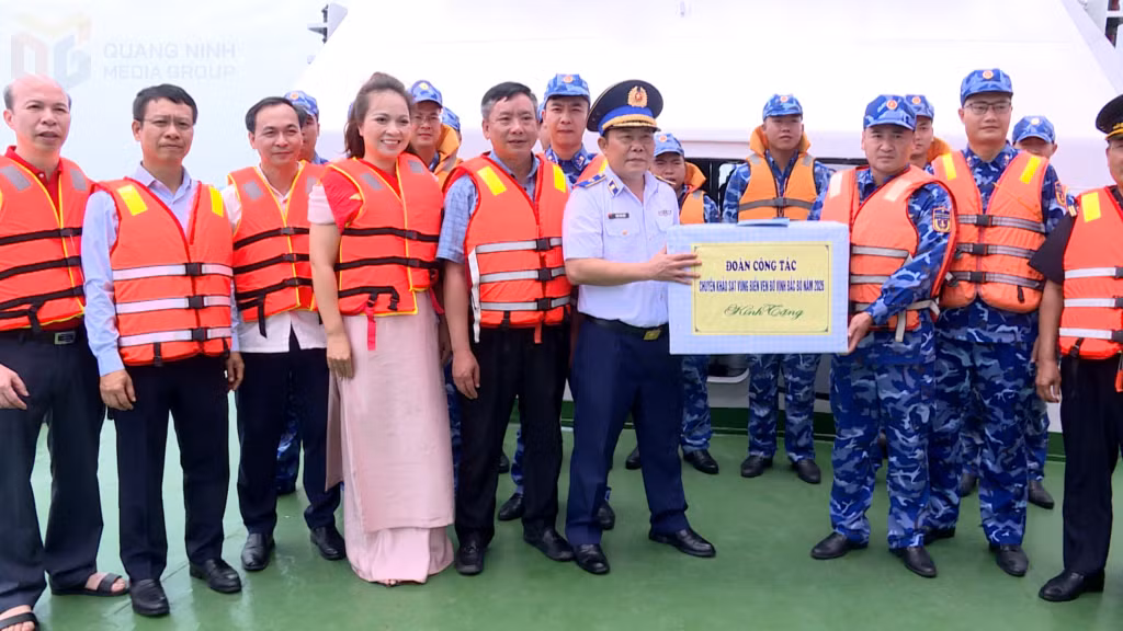 Đoàn công tác tặng quà động viên CBCS tàu cảnh sát biển 2007 đang làm nhiệm vụ trên vùng biển Bạch Long Vĩ.