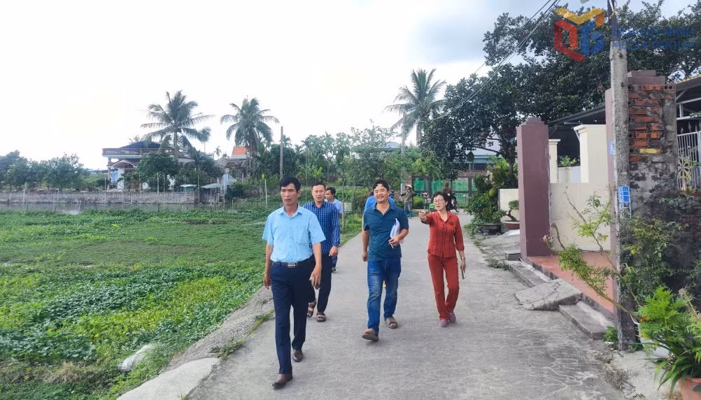 Bà Trần Thị Tuyết cùng đại diện các đơn vị liên quan kiểm tra thực địa khu vực cánh đồng rau Đồng Nối.