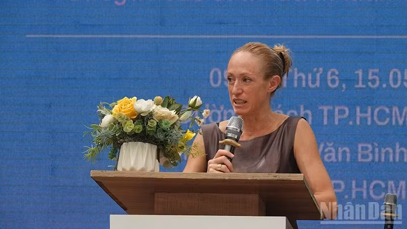 Bà Alessandra Tognonato, Tổng Lãnh sự Italia tại Thành phố Hồ Chí Minh phát biểu tại buổi tọa đàm.