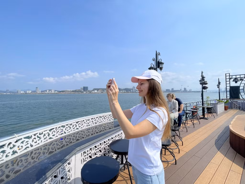...và check-in, lưu giữ khoảnh khắc tham quan Vịnh Hạ Long.