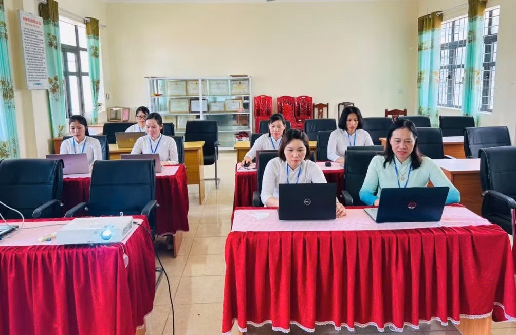 Chi bộ 2 (Trường Mầm non Cô Tô) tổ chức sinh hoạt chuyên đề với nội dung "Học tập và làm theo tư tưởng, đạo đức, phong cách Hồ Chí Minh gắn liền với nâng cao chất lượng chăm sóc, nuôi dưỡng, giáo dục trẻ".