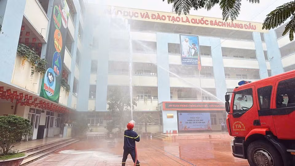 Công an phường Hồng Gai tổ chức chương trình tuyên truyền kỹ năng phòng cháy, chữa cháy và cứu nạn, cứu hộ tại các trường học trên địa bàn. Ảnh: cơ sở cung cấp.