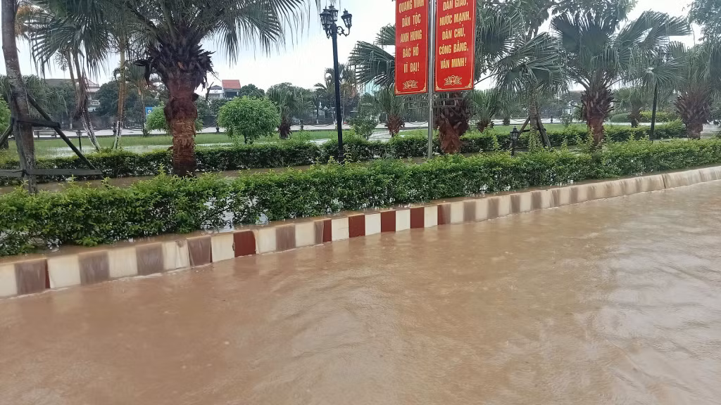 Nước sông Hà Cối tiếp tục dâng cao, tràn qua hệ thống bờ kè, tường bao bờ sông.
