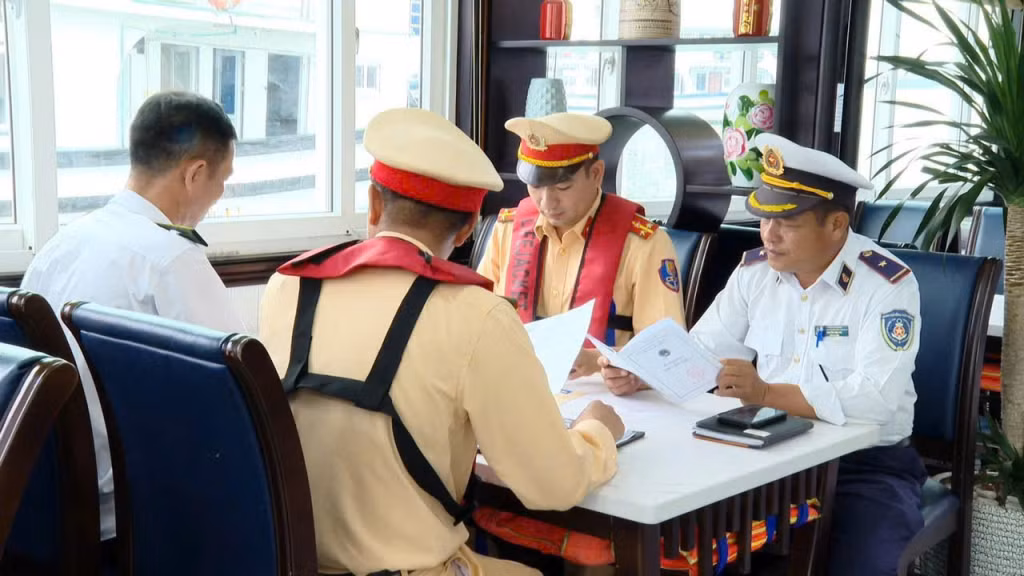 Ở các tuyến du lịch biển đảo, lượng du khách đến với Quảng Ninh cũng rất đông. Các đơn vị vận tải hiện vẫn đảm bảo đủ số tàu, số chuyến để phục vụ nhu cầu của du khách. Để đảm bảo tốt an toàn giao thông đường thuỷ, lực lượng CSGT đường thủy Quảng Ninh đã phối hợp chặt chẽ với các lực lượng chức năng khác và Công an các địa phương thường xuyên kiểm tra các phương tiện...