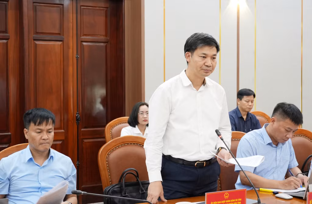Đồng chí Nguyễn Văn Công, Phó Chủ tịch UBND tỉnh báo cáo tại buổi làm việc.