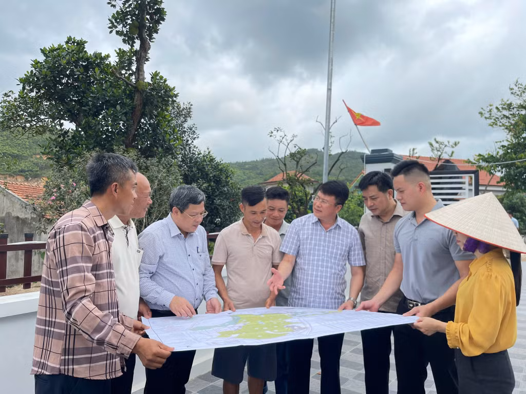 Lãnh đạo phường Việt Hưng kiểm tra tiến độ các dự án trên địa bàn.