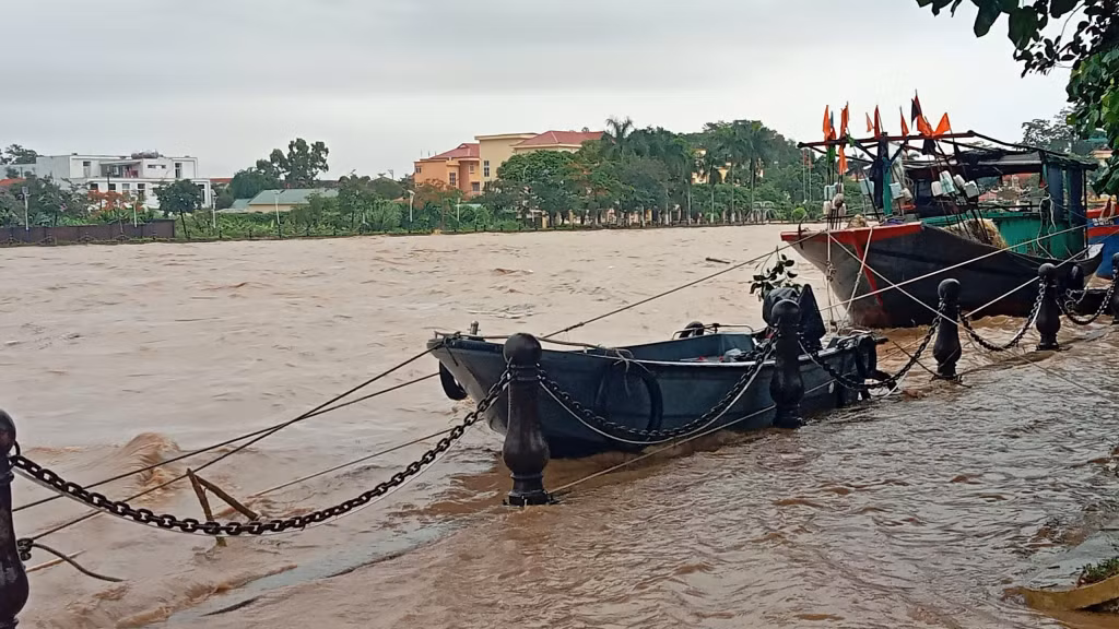 Các phương tiện tàu, thuyền neo đậu bên sông Hà Cối được chằng chống chặt chẽ.