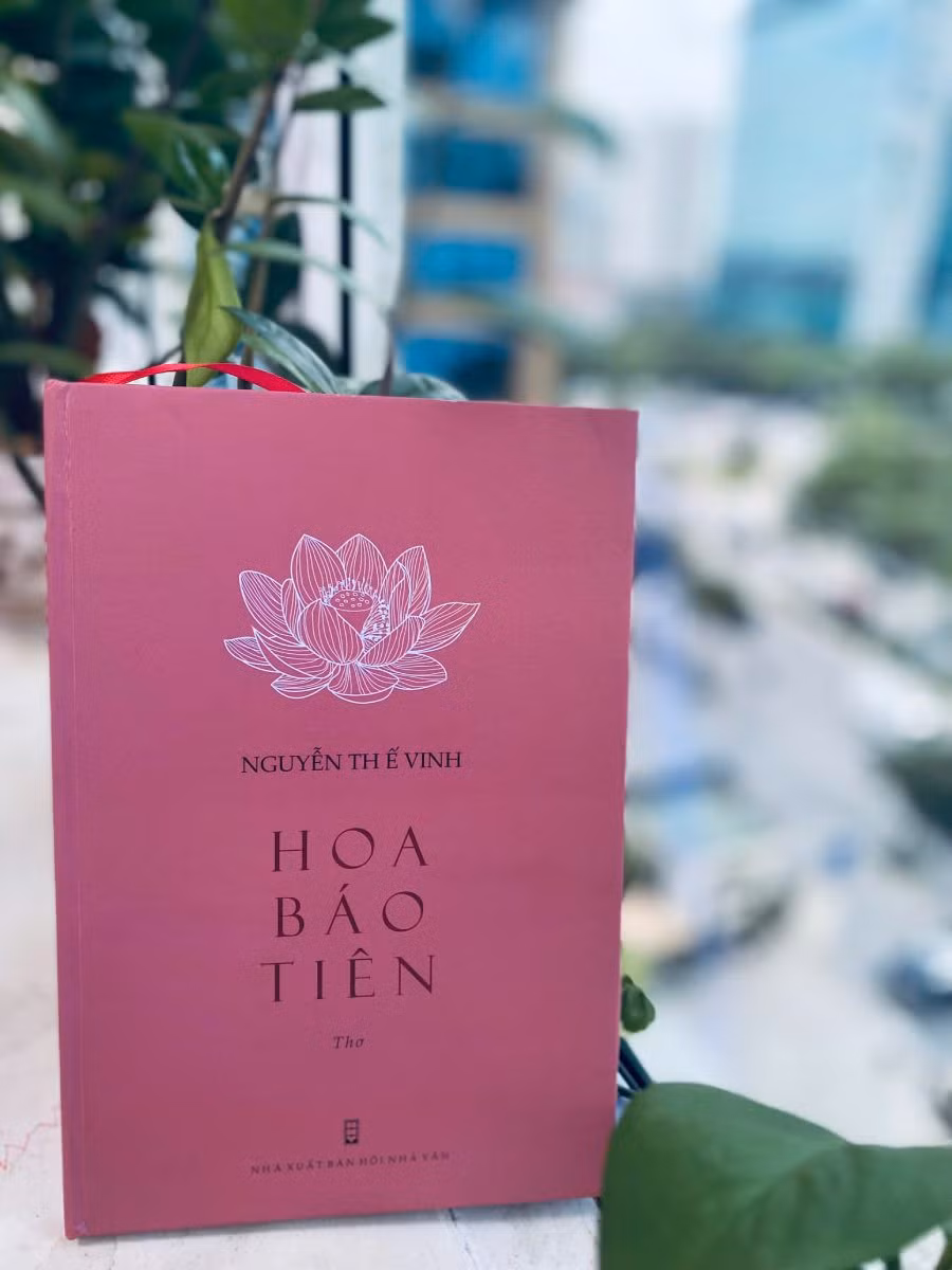 Tuyển tập thơ “Hoa báo tiên“. Ảnh: Mi Lan