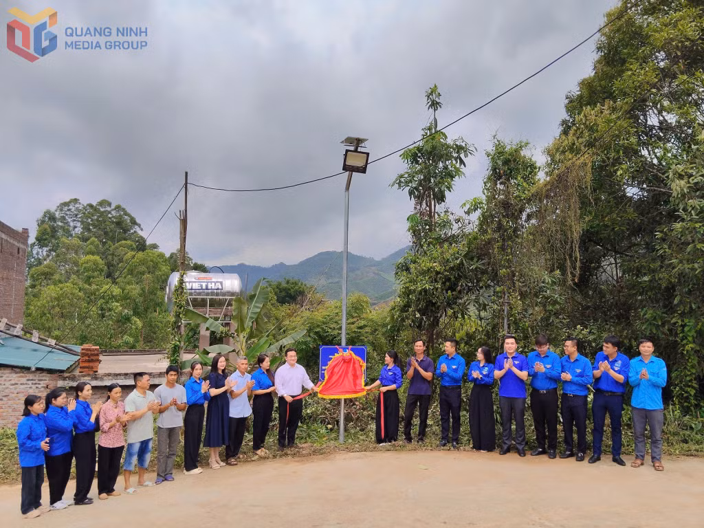 Công ty trao tặng tuyến đường điện tại xã Lục Hồn.
