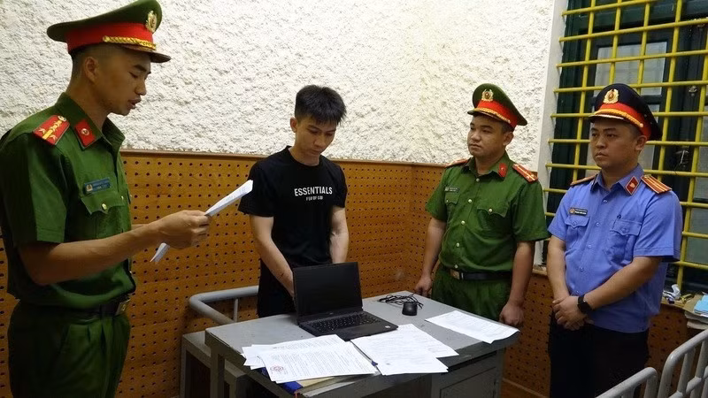 Lực lượng chức năng tiến hành bắt tạm giữ đối tượng Lê Văn Dần (thứ 2 từ trái sang) để điều tra về vụ việc “gây rối trật tự xã hội“. Ảnh: VKS