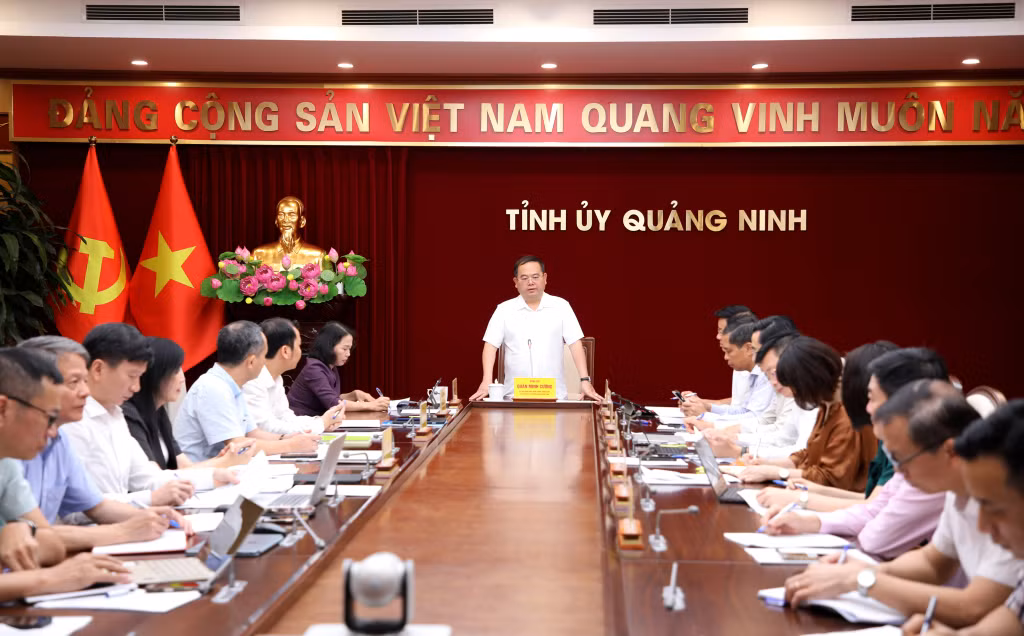 Đồng chí Quản Minh Cường, Ủy viên Trung ương Đảng, Bí thư Tỉnh ủy, Trưởng Đoàn ĐBQH tỉnh, làm việc với Sở Tài chính.