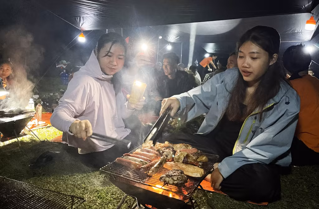 Giữa tiết trời se lạnh trên đỉnh Cao Xiêm, tự nướng đồ ăn, quây quần trò chuyện...
