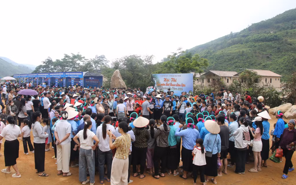 Rất đông nhân dân, du khách hòa vào không khí vui tươi của ngày hội.