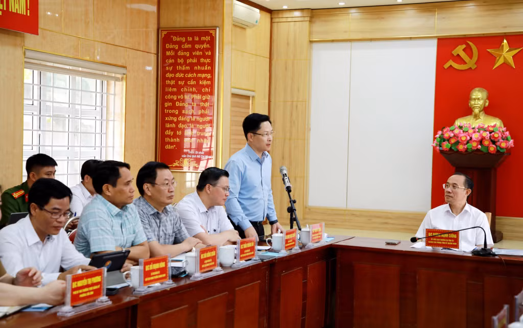 Đồng chí Phạm Lê Hưng, Bí thư Đảng ủy phường Cẩm Phả, phát biểu tại buổi làm việc.