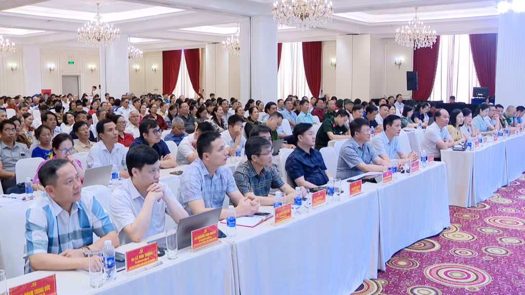 Các đồng chí lãnh đạo, cán bộ và đảng viên phường Bãi Cháy và Việt Hưng tham dự hội nghị.