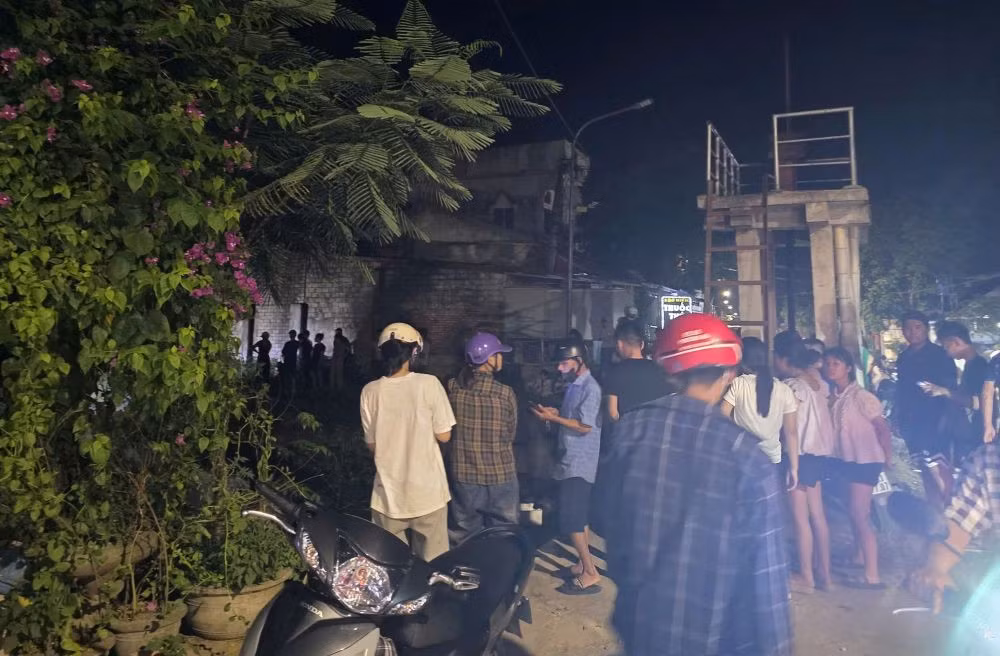 Hiện trường tại thời điểm phát hiện thi thể bé gái dưới kênh nước. Ảnh: Minh Hoàng