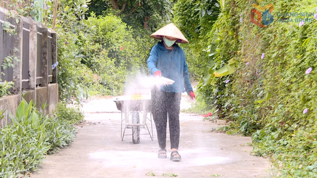 Thường xuyên vệ sinh tiêu độc, khử trùng là một trong những biện pháp phòng ngừa dịch tả lợn Châu Phi.