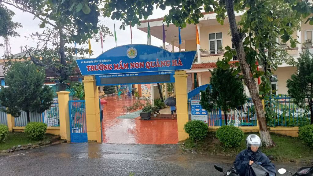 Trường mầm non xã Quảng Hà nằm sát bờ sông Hà Cối. Trong khi nước lũ dâng cao, nhà trường đã phải dừng dạy và học.