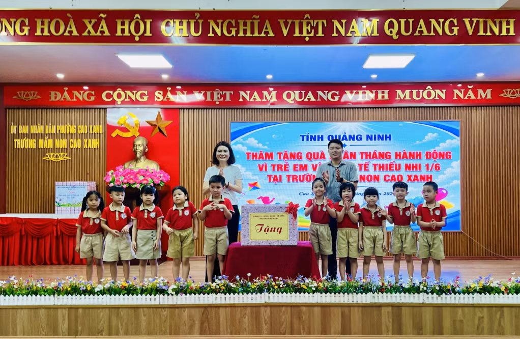 Lãnh đạo phường Cao Xanh tặng quà các cháu nhân dịp Tết Thiếu nhi.