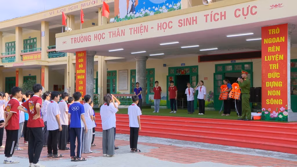 Lực lượng chức năng hướng dẫn các kỹ năng phòng chống đuối nước cho học sinh Trường TH&amp;THCS Nam Khê (phường Vàng Danh).