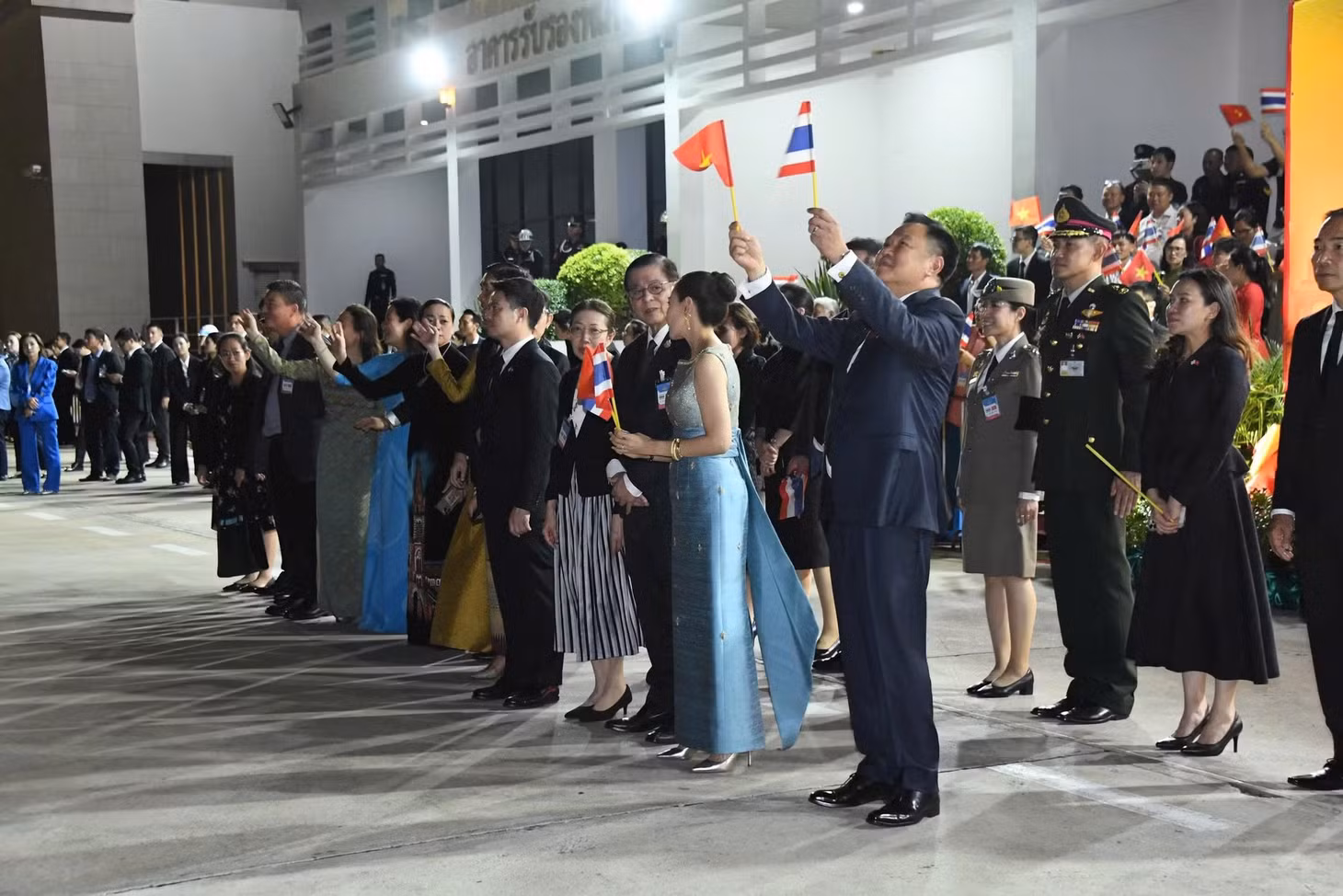 Thủ tướng Thái Lan Anutin Charnvirakul vẫy cờ tiễn Tổng Bí thư, Chủ tịch nước Tô Lâm lên máy bay, kết thúc tốt đẹp chuyến thăm chính thức Vương quốc Thái Lan. Ảnh: MINH THẮNG.