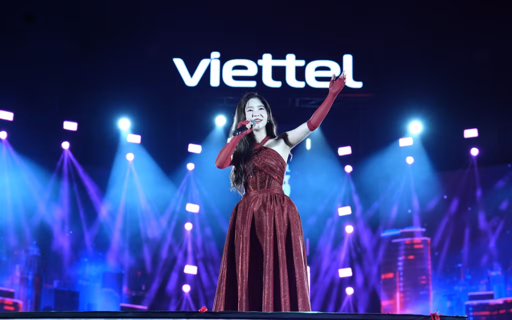 Ca sĩ Hương Tràm ngọt ngào cùng những bản Pop Ballad thể hiện nội lực trong giọng hát: Say anh, Ngốc, Cho em gần anh thêm chút nữa, Việt Nam tinh hoa.