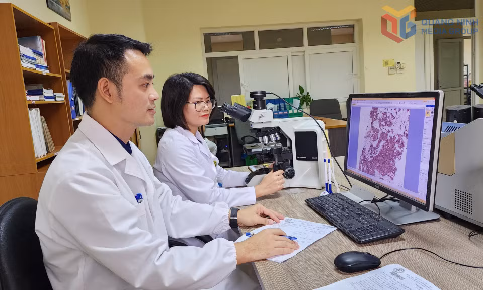 Bác sĩ Bệnh viện Việt Nam - Thụy Điển Uông Bí thực hiện phân tích tiêu bản mô bệnh học trên hệ thống hiển vi và phần mềm hỗ trợ.