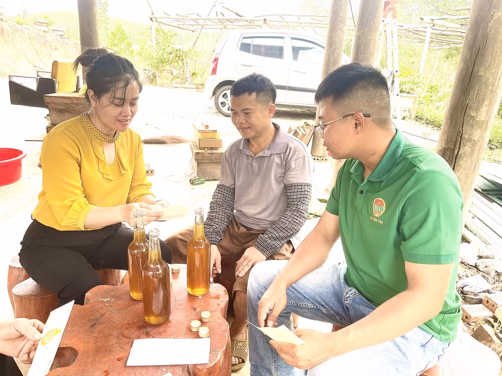 Hội Nông dân xã Tiên Yên tuyên truyền hội viên ứng dụng KHCN để đưa sản phẩm lên sàn thương mại.