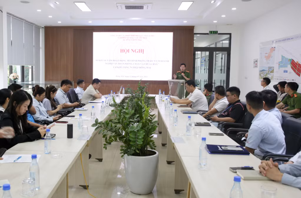 Lãnh đạo phòng Cảnh sát PCCC&CNCH (Công an tỉnh) đánh giá mô hình.