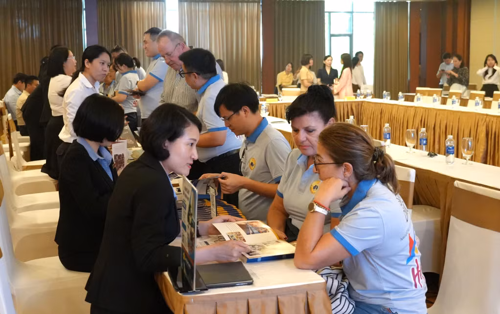Các doanh nghiệp Quảng Ninh làm việc với đoàn famtrip Úc. 