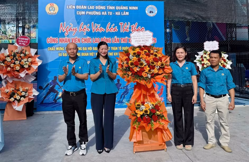 Lãnh đạo Liên đoàn Lao động tỉnh tặng hoa chúc mừng.