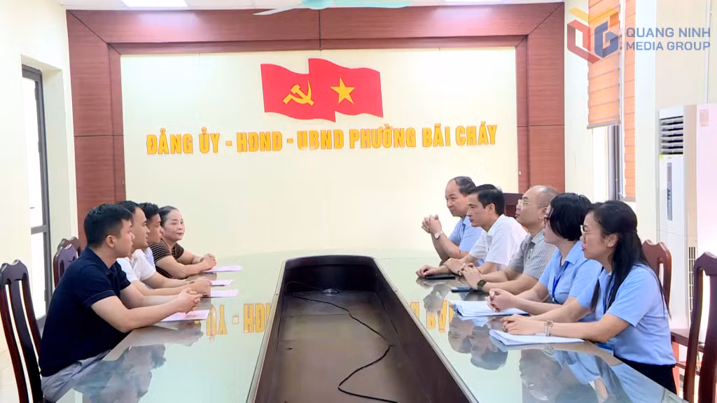 Lãnh đạo phường Bãi Cháy gặp gỡ, đối thoại với nhân dân.