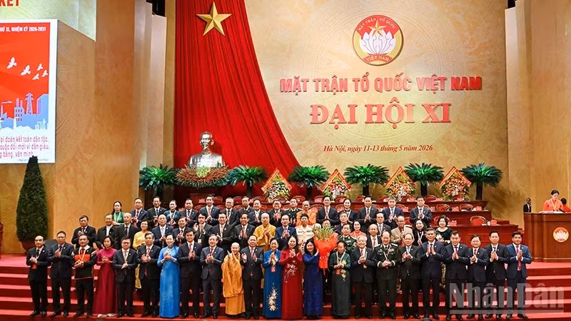 Đồng chí Bùi Thị Minh Hoài, Đoàn Chủ tịch Ủy ban Trung ương Mặt trận Tổ quốc Việt Nam khóa XI cùng các đồng chí Lãnh đạo Đảng, Nhà nước tại phiên bế mạc Đại hội.