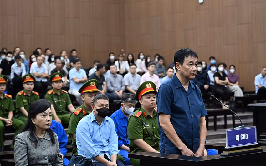 Sai phạm tại dự án cơ sở 2 Bệnh viện Bạch Mai, Bệnh viện Việt Đức gây thất thoát hơn 803 tỉ đồng của Nhà nước. Trong ảnh: Một bị cáo của vụ án đứng trước bục khai báo. Ảnh: Việt Hưng